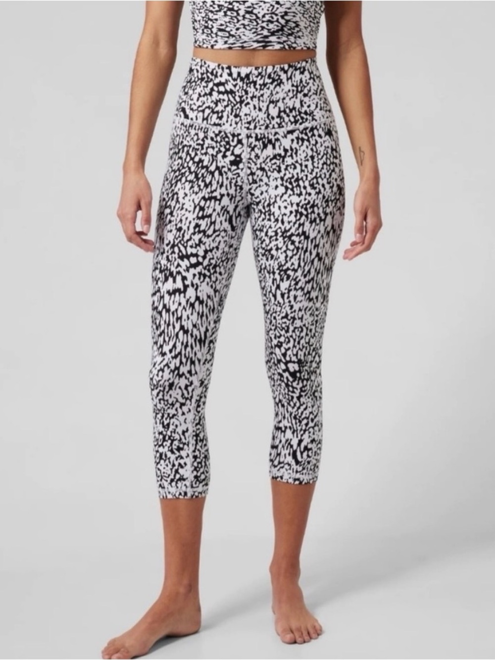 Athleta Black & White Abstract Elation Capri